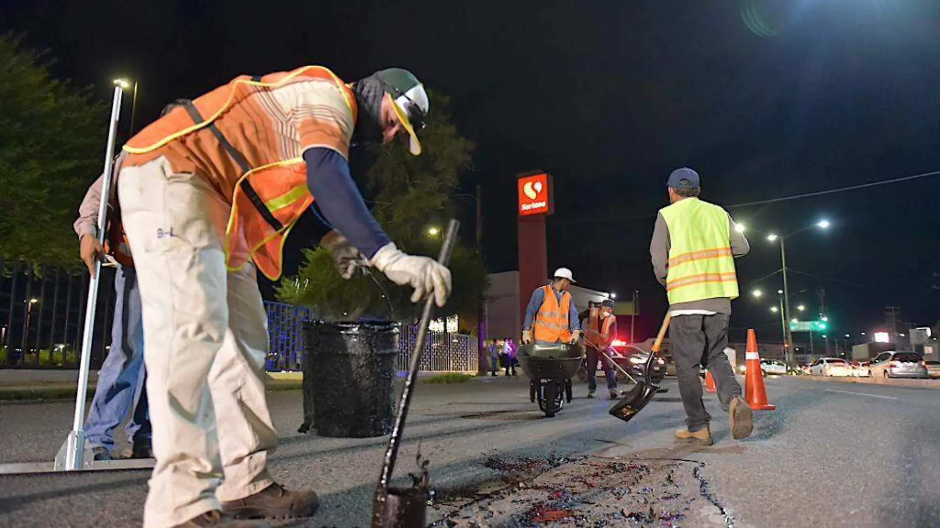 Personal de Cidue realiza bacheo nocturno